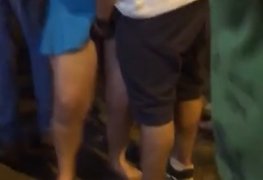 levando dedada em bloco de carnaval