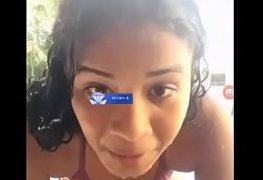 Linda morena aprontando na live amadora