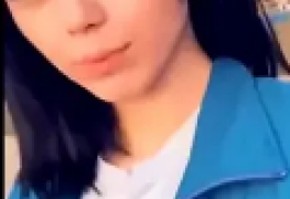 Linda novinha mostra os seios