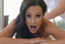 Lisa Ann chama massagista para comer seu cu