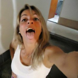 Loiraça abaixou a calcinha e mostrou a bunda perfeita