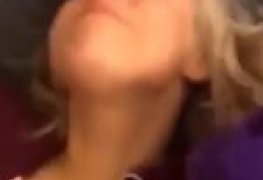Loira aluna dando ao professor safo