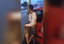 loira bonita fazendo boquete no posto de gasolina