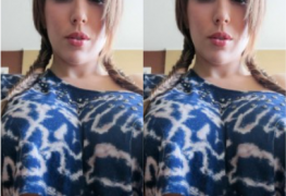 Loira deliciosa com peitos enormes caindo de boca na rola grande