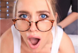 Loira do olhos azuis pagando uma bela mamada ficando com aboca cheia