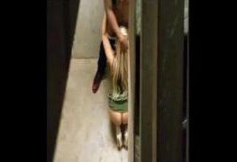 loira flagrada fazendo boquete para o negão