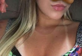 Loira gostosa dando o cuzinho para o namorado