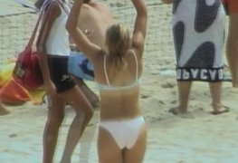 Loira jogando vôlei de praia