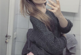 Loira novinha jogando play só de calcinha acabou sendo fodida