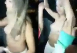 Loira novinha mostrando os peitinhos no baile funk de rua