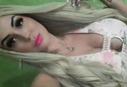 Loira puta de luxo mostrando todo o seu conteúdo