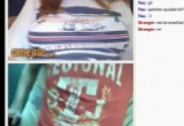 Loirinha branquinha no omegle fazendo safadezas