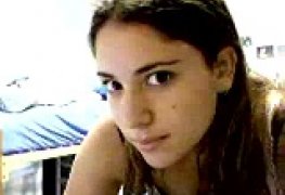 Loirinha exibindo a bucetinha cabeluda na webcam