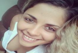 Loirinha linda caiu na net mostrando a tatoo escondida