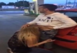 Loirinha linda fazendo boquete no posto de gasolina