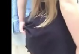 Loirinha mostrando a buceta