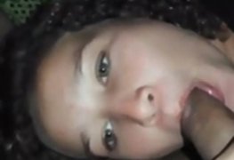 Loirinha ninfeta de 18 aninhos pagando um boquete bem guloso