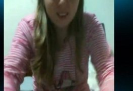 Loirinha novinha mostrando a bucetona na cam acabou caindo na net