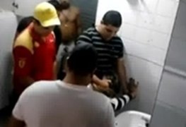 Loirinha safada liberou pra geral em um banheiro do posto de gasolina