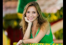 Lorena comparato mostrando os peitos na série impuros