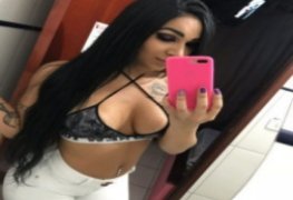 Lorena sarada da academia peladinha mostrando a marquinha de biquini