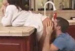 Mãezona gostosa seduzindo o novinho safado