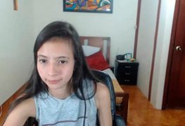 Magrinha gatinha 19 anos exibindo seios pequenos bicudos na cam