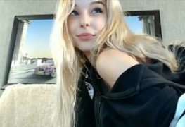 Magrinha gatinha se mostra