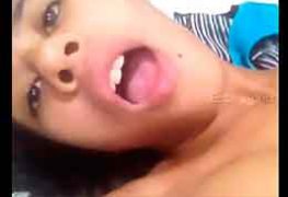 Magrinha goza gemendo gostosinho no pornô