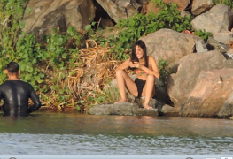 magrinha mostrando as beradas de perna aberta na beira do rio