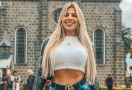 Maikelly mühl de fio dental tomando banho