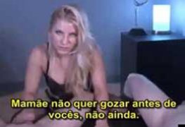 Mamãe dando para os dois filhos