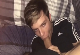 Mamando o cacetão do amigo