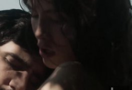 Maria Casadevall em cena de sexo na praia