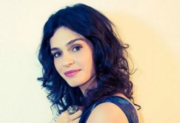 Maria flor mostrando os peitos no filme a suprema felicidade