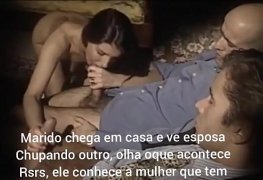 Marido chega em casa depois do trabalho e ve esposa chupando