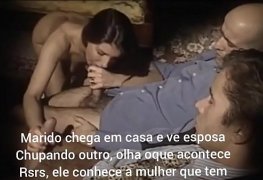 Marido chega em casa depois do trabalho e ve esposa chupando