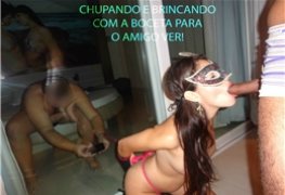 Marido exibir sua mulher para seus amigos enquanto mete na safada