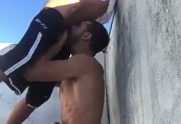 Marmanjo mamando o novinho na laje