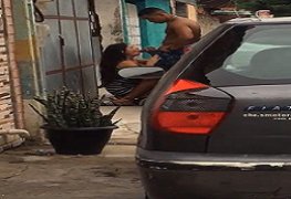 Marta flagrada pelo vizinho pagando boquete na rua