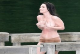 Megan Fox flagrada peladinha mostrando o peitão
