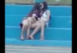 Melhores amigas novinhas se pegando na frente da faculdade