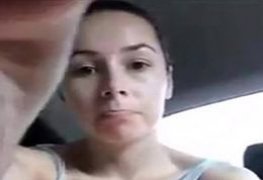 Menina se masturbando escondida no carro do padrasto e gozando