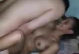 Metendo a piroca na novinha em frente dos amigos