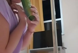 Metendo Pepino no cusinho