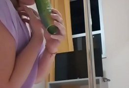 Metendo Pepino no cusinho