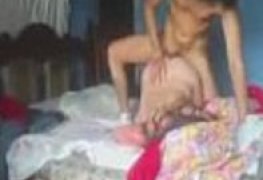 Meteu com força na prima do interior na cama