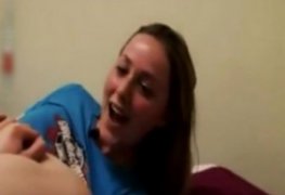 Meteu na bocetinha e a novinha gozou gostoso durante a depilação
