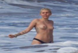 Miley Cyrus gostosa peladinha na praia
