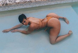 Modelo Zahra Elise de fio dental na piscina